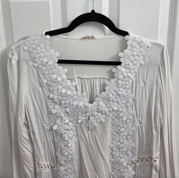 POL White Floral Lace Blouse - Picture 3 of 7